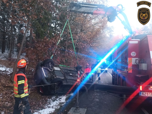 Sobotní nehoda osobního automobilu u obce Velíková.