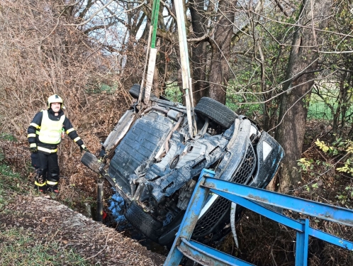 Osobní automobil havaroval do potoka u obce Lešná na Vsetínsku